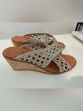 Andre Assous pale metallic gold Woven wedge Sandals NEVER WORN Size 7